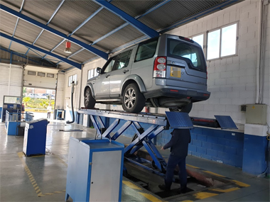 Landrover Discovery is inspected at ITV test centre in Lorca Landrover Discovery on ramp at ITV